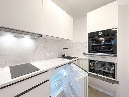 Vollständige Geräte in der neuen Einbauküche