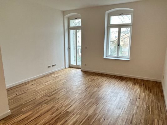 Wohnzimmer mit Zugang zum Balkon