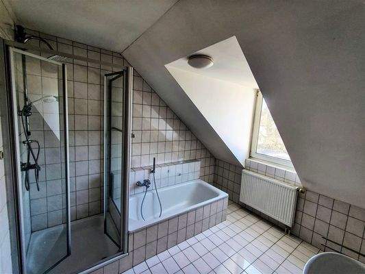 Badezimmer mit Dusche und Wanne