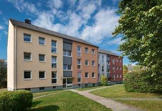 Wohngebäude mit Garten