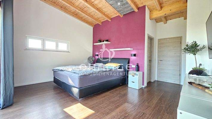 Hauptschlafzimmer m. Sichtdachstuhl