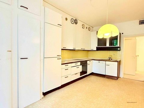 Küche mit Platz für Tisch und Stühle