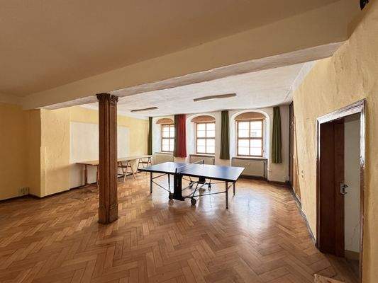 Historischer Raum mit Standbalken und Parkett