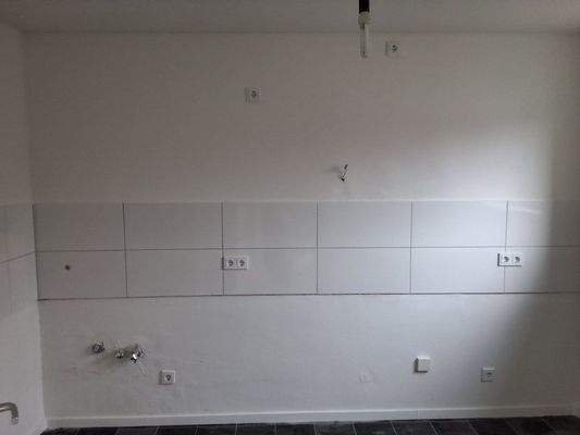Leere Küchenwand mit Fliesen