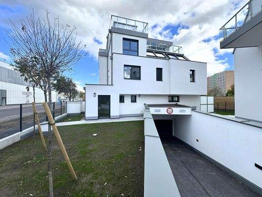 Straßenansicht Wohnhaus und Garagenein-/ausfahrt