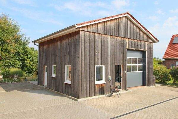 Gut ausgestattete Werkstatt mit Außenflächen