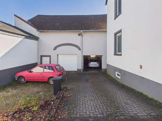 Halle  + Parkplätze 