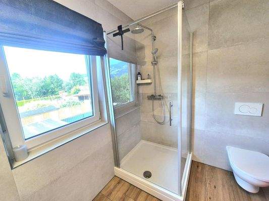 Obergeschoß : Badezimmer mit Dusche und WC