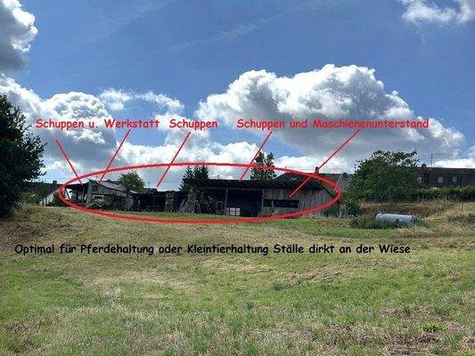 mehre Gebäude direkt an den Wiesen 