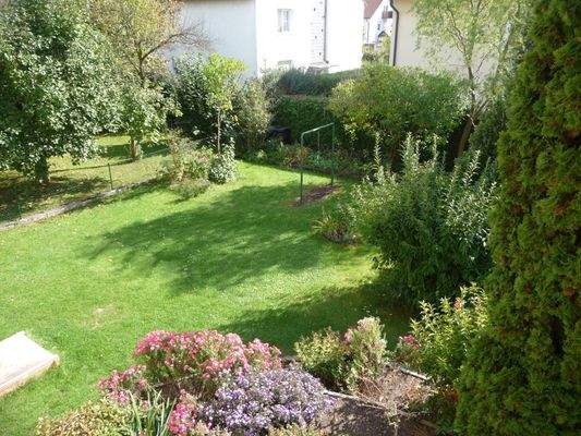 Blick vom Balkon in den Garten.JPG