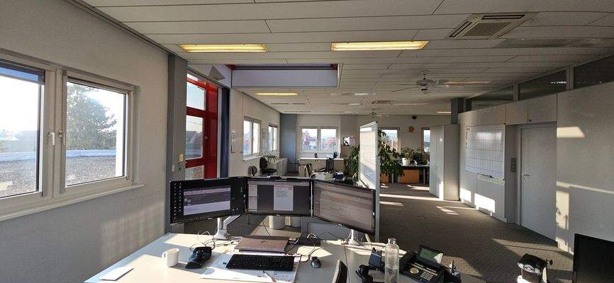 helle Bürofläche mit Kühlung