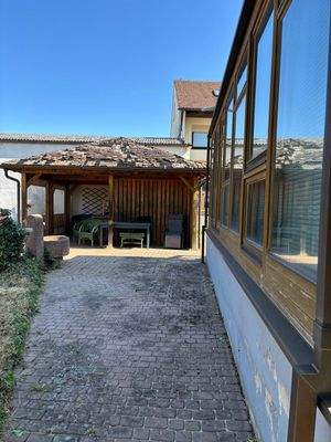 Überdachter Freisitz mit Renovierungsstau