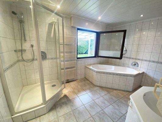 großzügiges Hauptbad