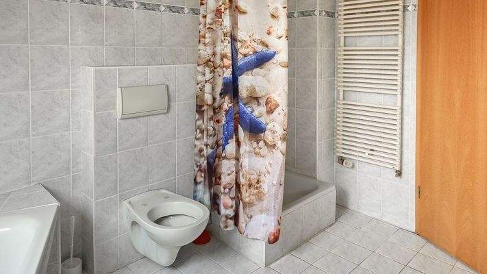 Dusche im Bad im Obergeschoss