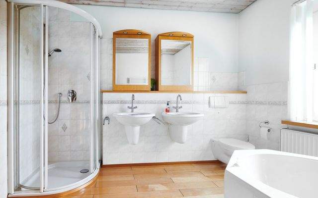 Das mit Dusche und Badewanne ausgestattete Bad des EG