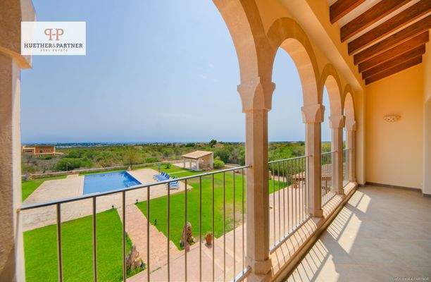 Terrasse  mit Garten- und Poolblick