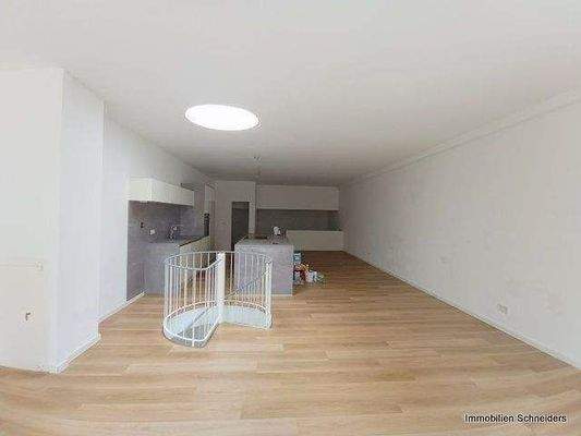 Wohnraum mit Einbauküche