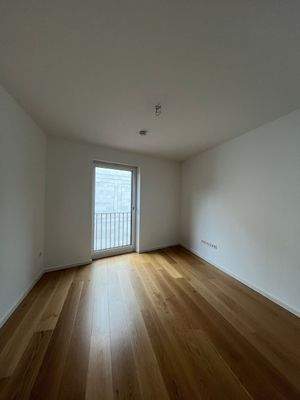 Helles Zimmer mit Holzboden