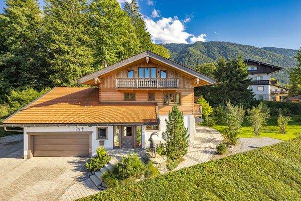 Ansicht mit Doppelgarage