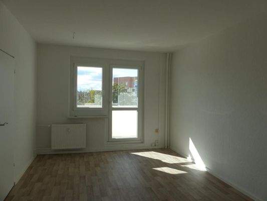 Wohnzimmer mit angrenzenden Balkon