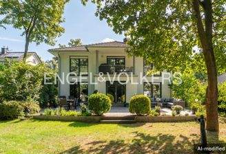 Hausansicht mit Garten