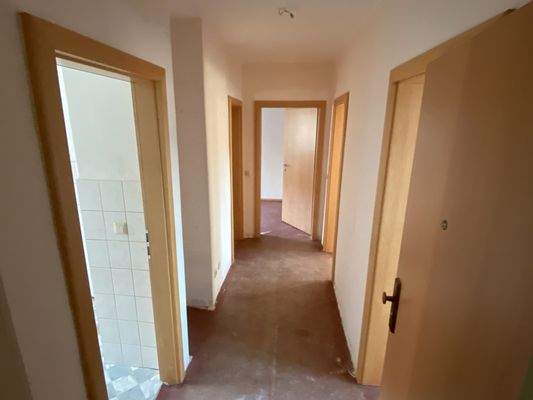 Blick vom Wohnungseingang in den Flur