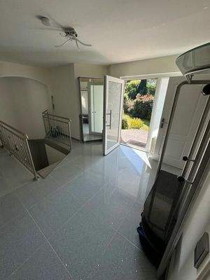 8a Flur mit Haupteingang und Kellertreppe