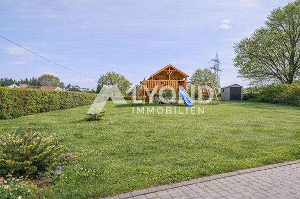 Garten mit XXL-Spielhaus