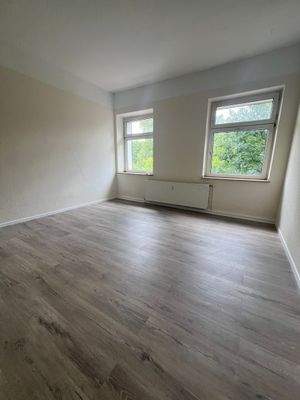 Helles Zimmer mit Holzfußboden