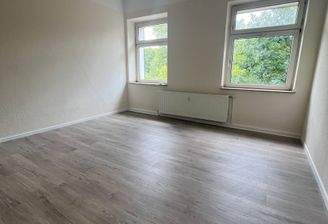 Helles Zimmer mit Holzfußboden