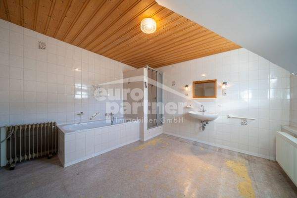 Badezimmer (DG rechter Gebäudeteil)