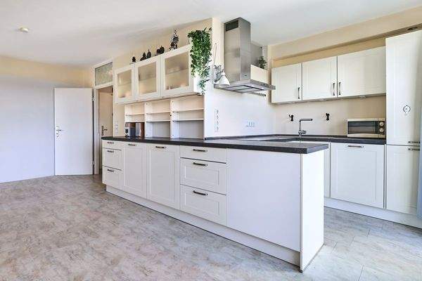 offene Küche mit Zugang zum Balkon