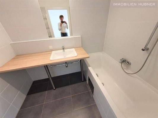 Bad mit Wanne und WM Anschluss