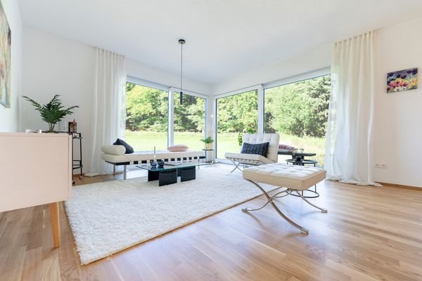 Modernes Wohnzimmer mit großen Schiebetüren zur Terrasse