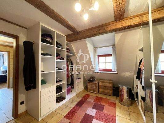 ...über eine Ankleide