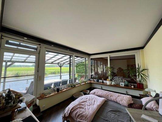 Schlafzimmer mit Seeblick