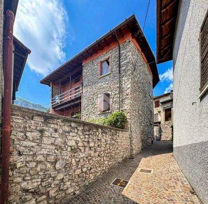 Front des Hauses3.jpg