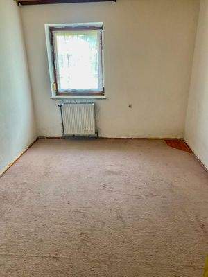 eines der Zimmer im EG