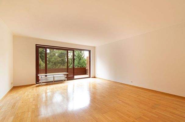 Geräumiges Wohnzimmer mit Austritt zum Balkon