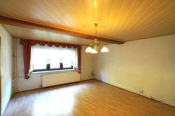 Leerer Raum mit Holzdecke