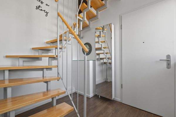 Eingangsbereich + Treppe