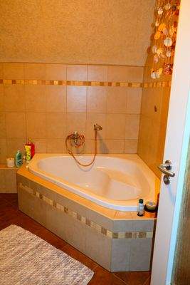 7  Bad mit Eckwanne im OG.JPG