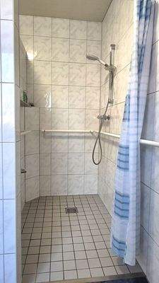 EG: Bad mit begehbarer Dusche