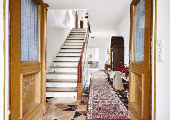 Der Eingangsbereich mit seiner besonderen Holztreppe