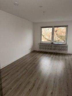 Helles Zimmer mit Holzboden