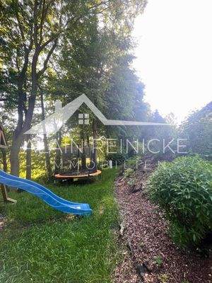 Spielhaus und Trampolin