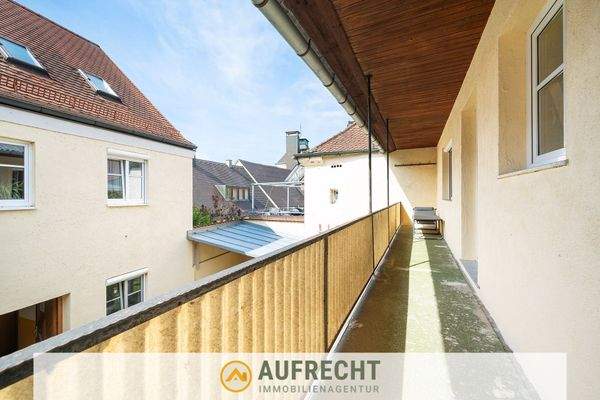 sonniger Balkon Vorderhaus