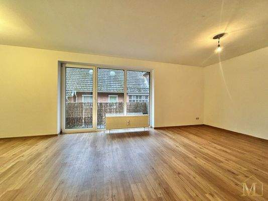 Wohnzimmer mit Zugang zum Balkon