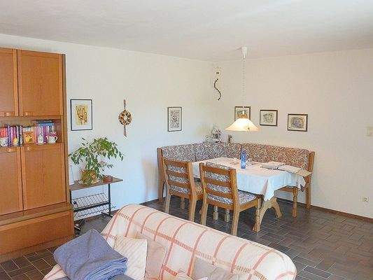 An das Wohnzimmer des EG´s angrenzender Essbereich