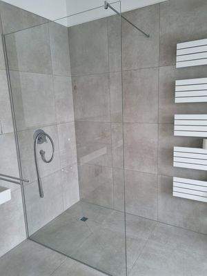 ebene Dusche m. Handtuchheizk.